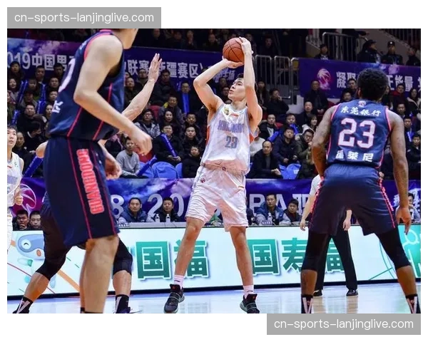 广东失误控制出现波动 被新疆抢断反击连续得分